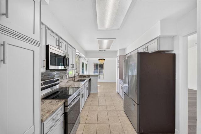 5752 E Iowa Avenue, Fresno, CA 93727
