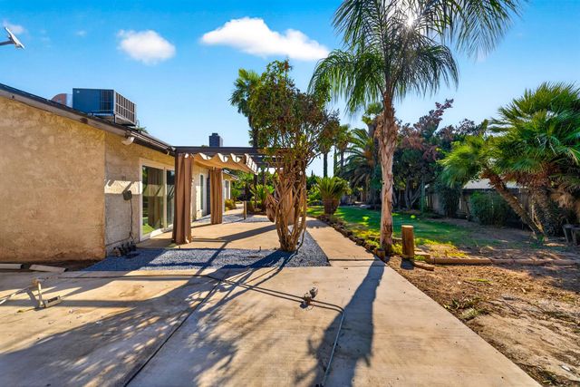 5752 E Iowa Avenue, Fresno, CA 93727