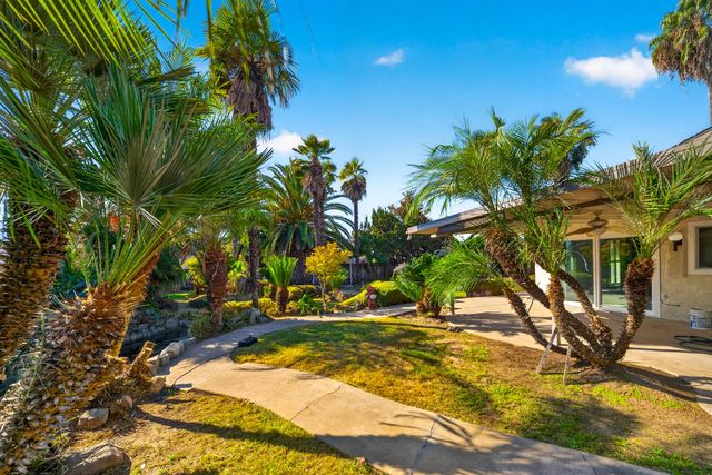 5752 E Iowa Avenue, Fresno, CA 93727