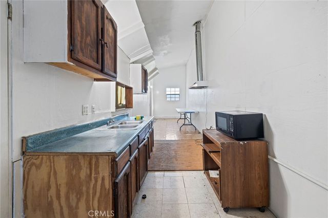 10527 Compton, Los Angeles, CA 90002