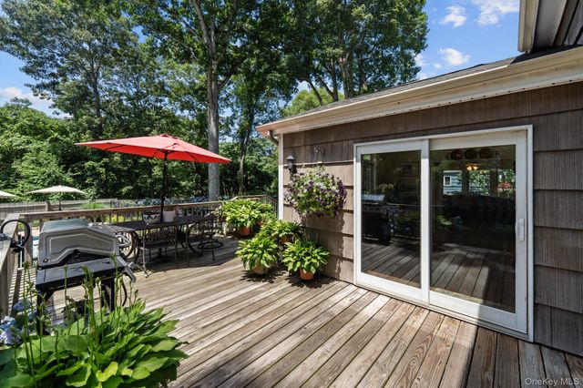 8 Washington Avenue, East Setauket, NY 11733
