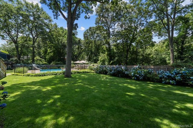 8 Washington Avenue, East Setauket, NY 11733