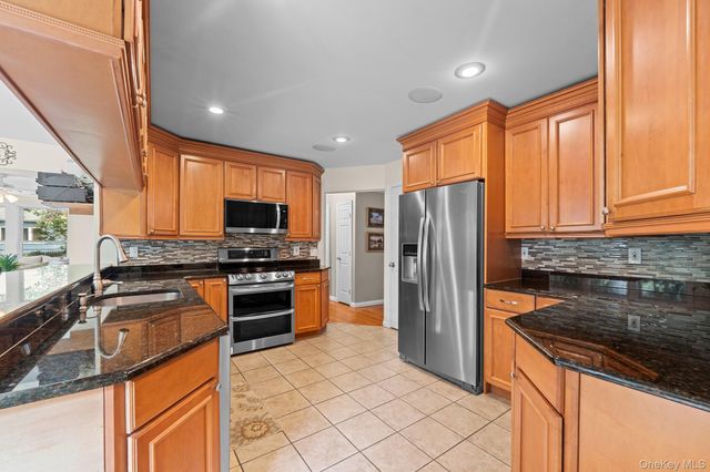 8 Washington Avenue, East Setauket, NY 11733