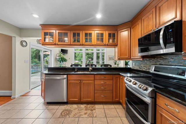 8 Washington Avenue, East Setauket, NY 11733