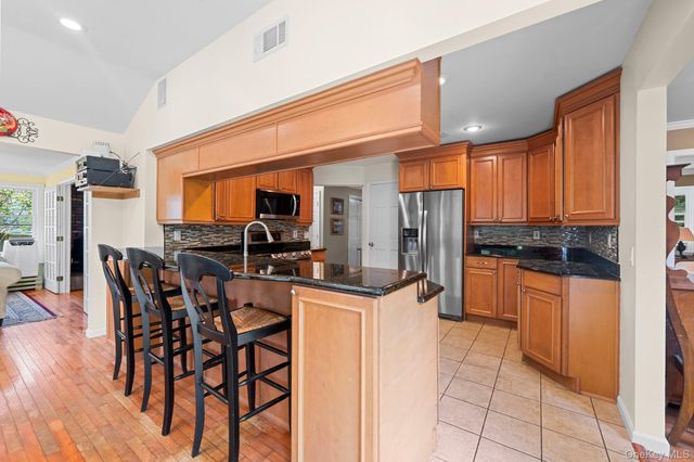 8 Washington Avenue, East Setauket, NY 11733