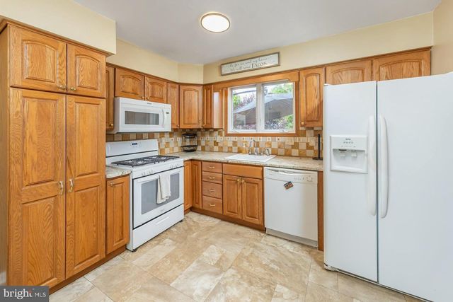 5 CAMBRIDGE DR, West Deptford, NJ 08096