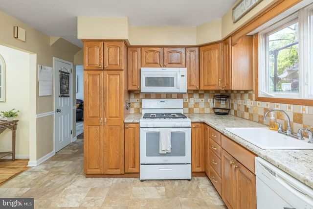 5 CAMBRIDGE DR, West Deptford, NJ 08096