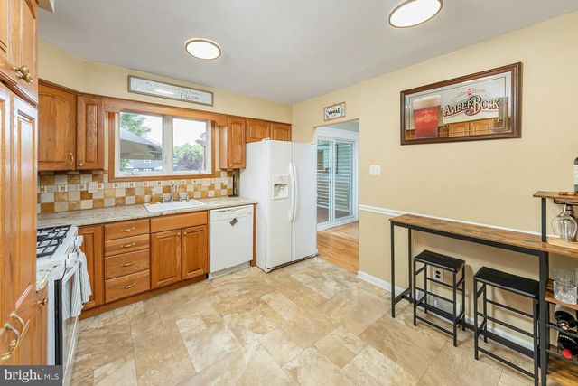 5 CAMBRIDGE DR, West Deptford, NJ 08096