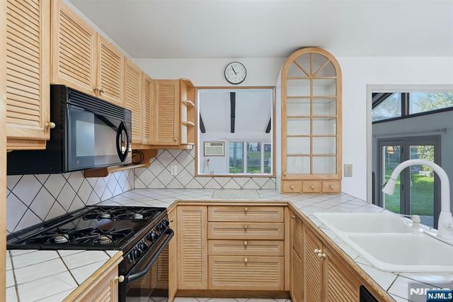 270 Coolidge Avenue, Hasbrouck Heights, NJ 07604