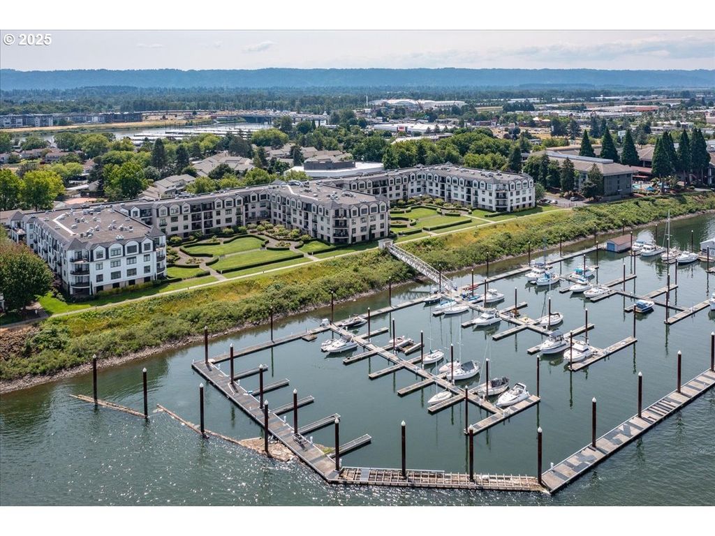 707 N HAYDEN ISLAND Dr 223, Portland, OR 97217