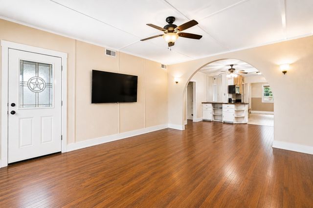 953 Myrta St, Kerrville, TX 78028