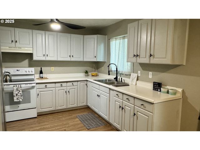 1207 E 11TH St, Newberg, OR 97132