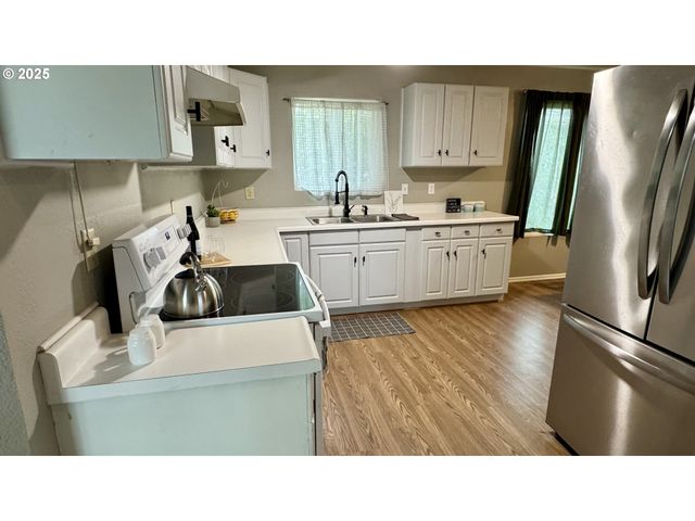 1207 E 11TH St, Newberg, OR 97132