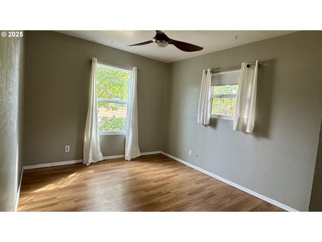 1207 E 11TH St, Newberg, OR 97132