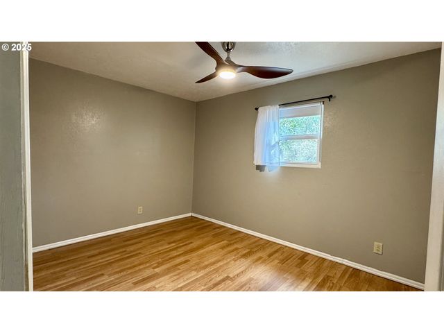 1207 E 11TH St, Newberg, OR 97132