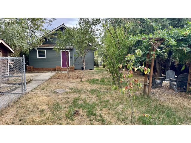 1207 E 11TH St, Newberg, OR 97132
