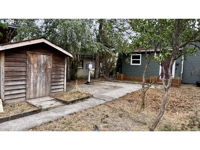 1207 E 11TH St, Newberg, OR 97132