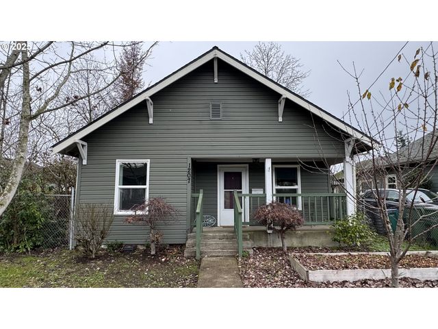 1207 E 11TH St, Newberg, OR 97132