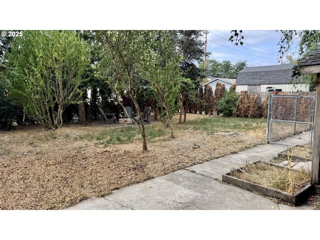 1207 E 11TH St, Newberg, OR 97132