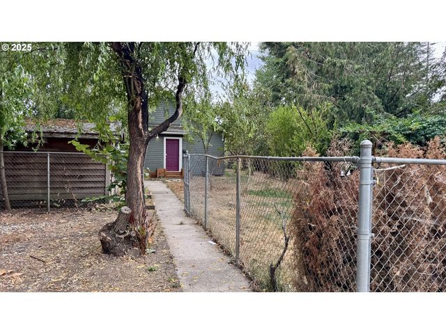 1207 E 11TH St, Newberg, OR 97132