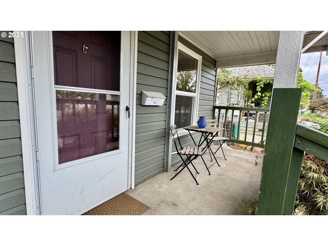 1207 E 11TH St, Newberg, OR 97132