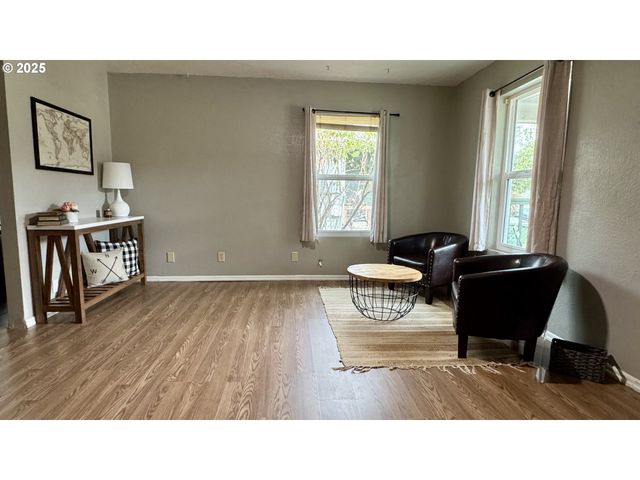 1207 E 11TH St, Newberg, OR 97132