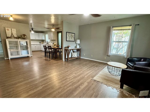 1207 E 11TH St, Newberg, OR 97132