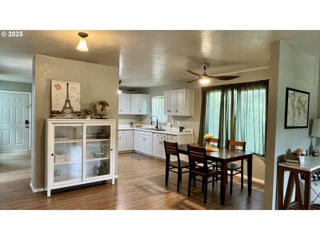 1207 E 11TH St, Newberg, OR 97132