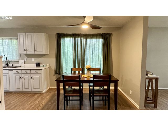 1207 E 11TH St, Newberg, OR 97132