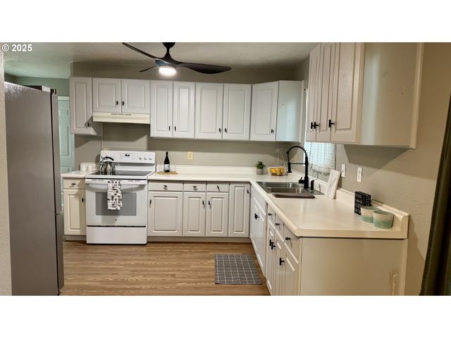 1207 E 11TH St, Newberg, OR 97132