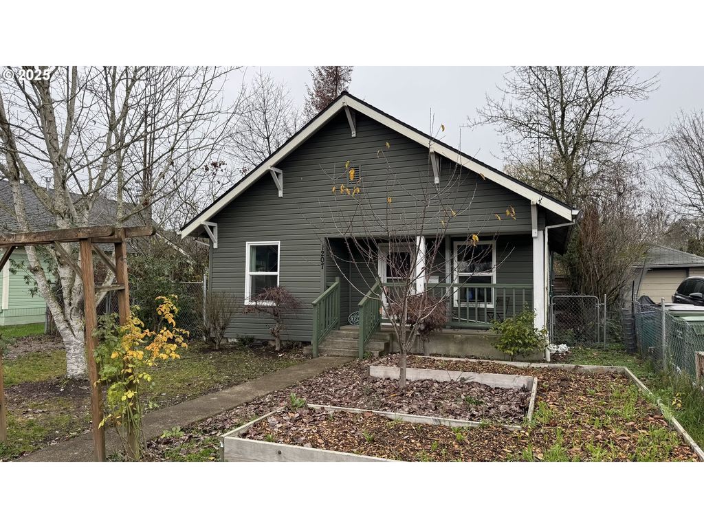 1207 E 11TH St, Newberg, OR 97132