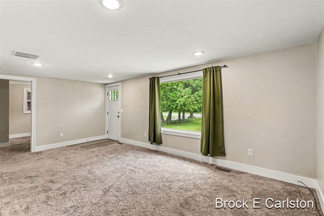 643 E Sternberg Road, Norton Shores, MI 49441