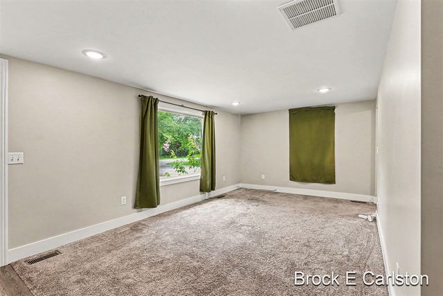 643 E Sternberg Road, Norton Shores, MI 49441