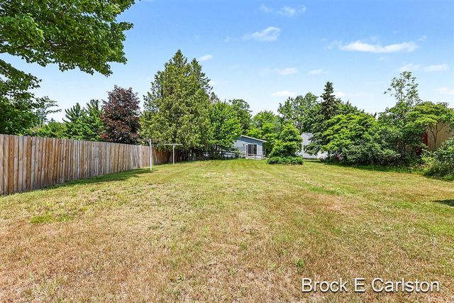 643 E Sternberg Road, Norton Shores, MI 49441