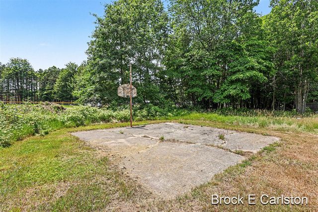 643 E Sternberg Road, Norton Shores, MI 49441