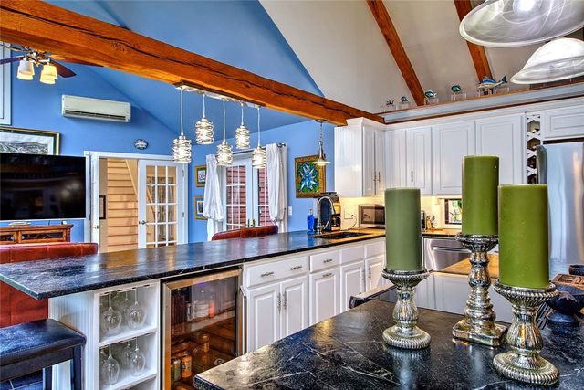 75 Macomber Lane, Portsmouth, RI 02871