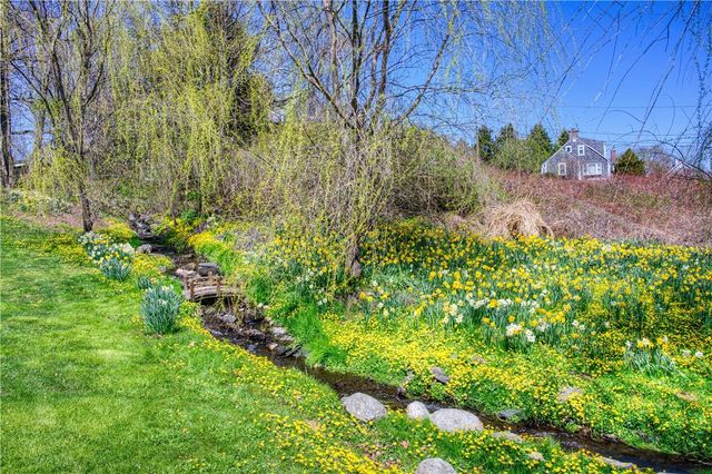 75 Macomber Lane, Portsmouth, RI 02871