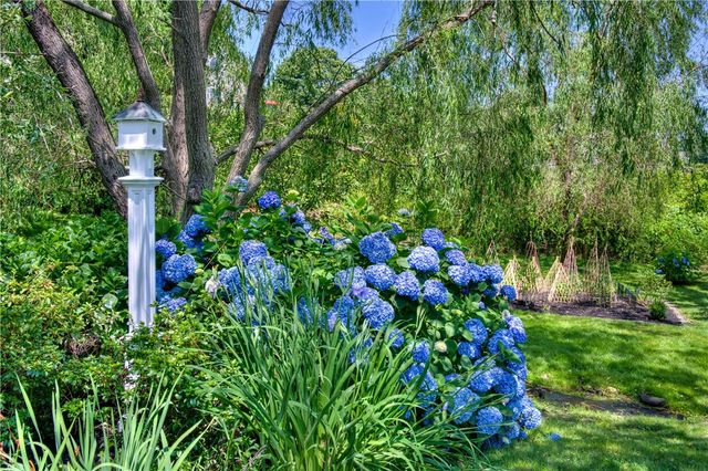 75 Macomber Lane, Portsmouth, RI 02871