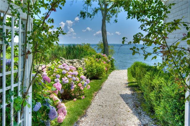 75 Macomber Lane, Portsmouth, RI 02871