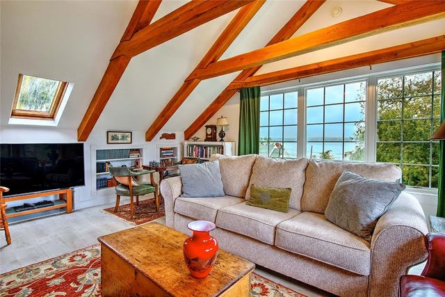 75 Macomber Lane, Portsmouth, RI 02871