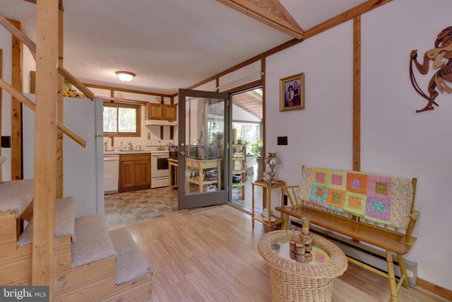 11 S MOUNTAINSIDE DR, Berkeley Springs, WV 25411