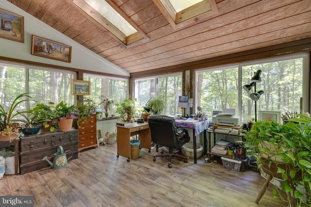 11 S MOUNTAINSIDE DR, Berkeley Springs, WV 25411