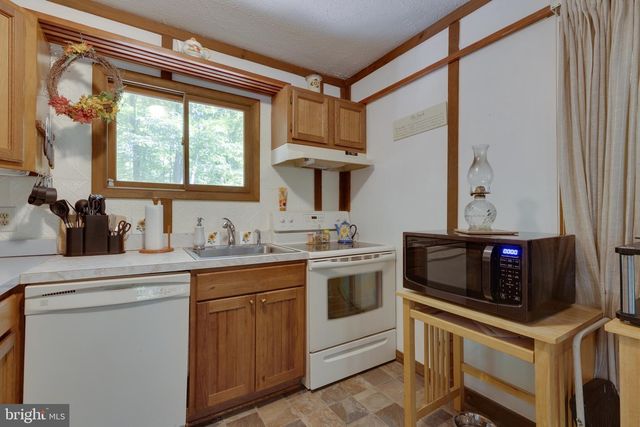 11 S MOUNTAINSIDE DR, Berkeley Springs, WV 25411