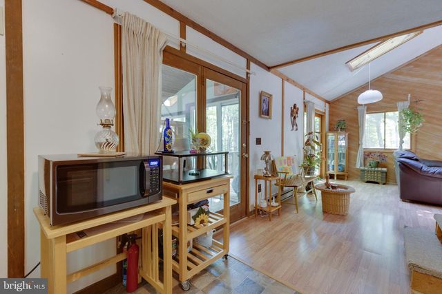 11 S MOUNTAINSIDE DR, Berkeley Springs, WV 25411