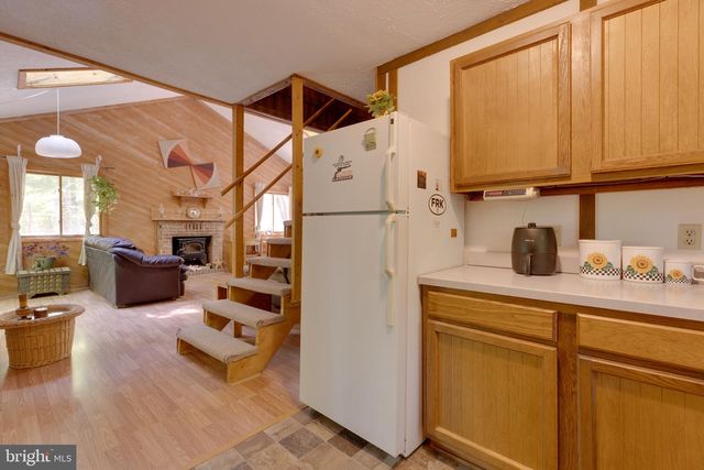 11 S MOUNTAINSIDE DR, Berkeley Springs, WV 25411
