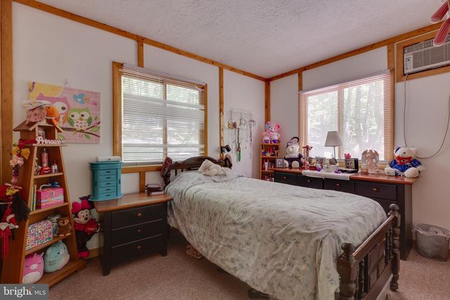 11 S MOUNTAINSIDE DR, Berkeley Springs, WV 25411