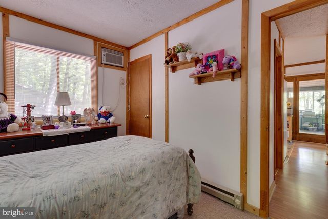 11 S MOUNTAINSIDE DR, Berkeley Springs, WV 25411