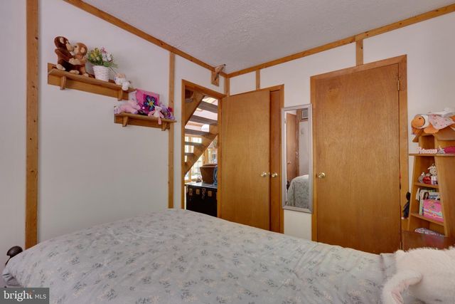 11 S MOUNTAINSIDE DR, Berkeley Springs, WV 25411