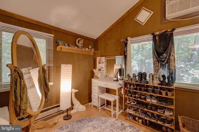 11 S MOUNTAINSIDE DR, Berkeley Springs, WV 25411