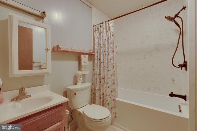 11 S MOUNTAINSIDE DR, Berkeley Springs, WV 25411